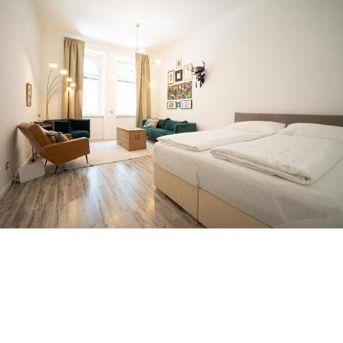2-room apartment on the first floor with designer renovation. Exit to the courtyard. 15 minutes to Schloss Schönbrunn