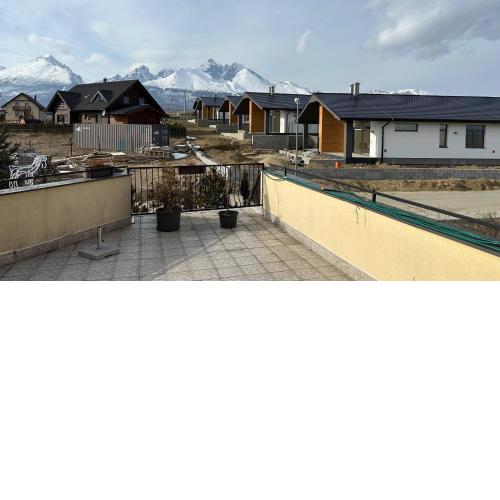 2 room apartment with a view of the mountains
