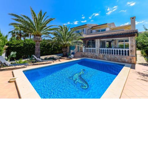 2263 Sunny holiday home with views over the bay of Palma