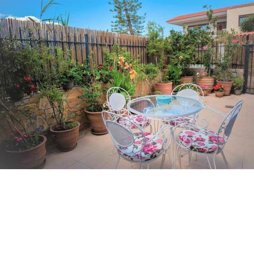 250 metres from the sea an independent tiny house with a yard full of flowers! Spitaki the Little House!