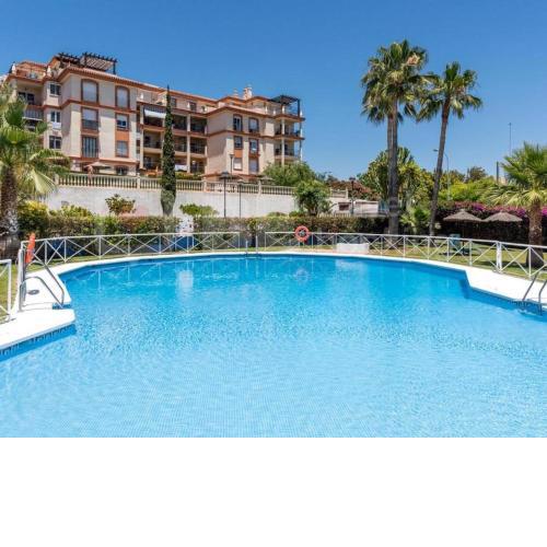 2BDR Sunny apartment with pool and private parking in Benalmádena