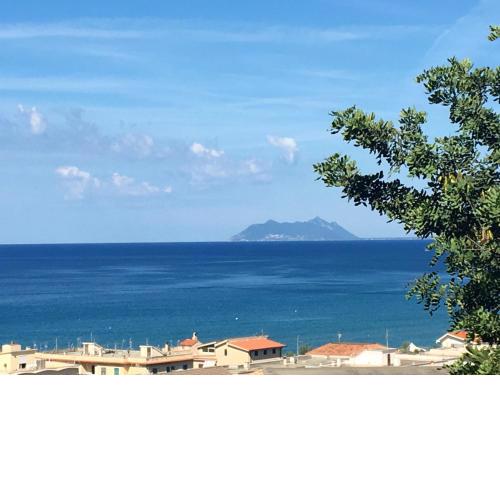 3 bedrooms appartement with sea view enclosed garden and wifi at Sperlonga 1 km away from the beach