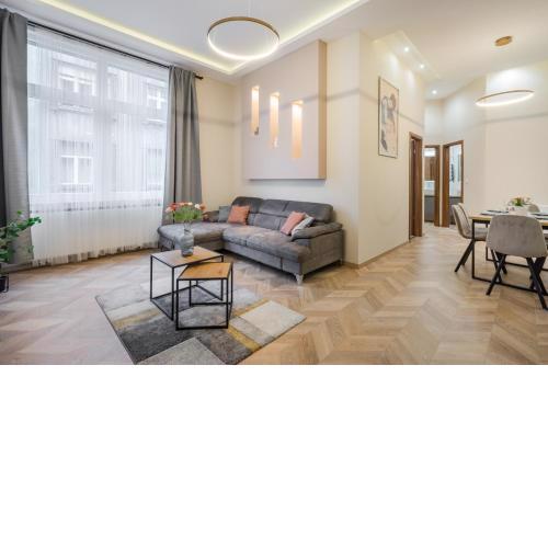 3 bedrooms bright flat in the heart of the city with free garage