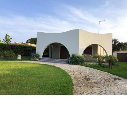 3 bedrooms house at Arenella 100 m away from the beach with enclosed garden and wifi