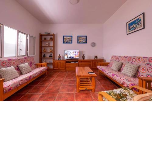 3 bedrooms house at Los Caserones 50 m away from the beach with enclosed garden and wifi