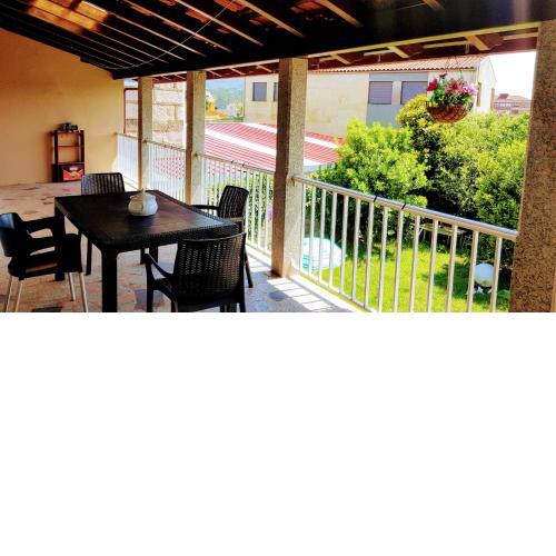 3 bedrooms house with city view enclosed garden and wifi at Porrino