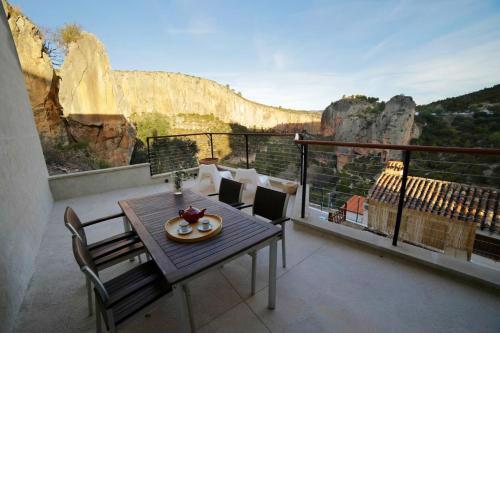 3 bedrooms house with furnished terrace and wifi at Chulilla
