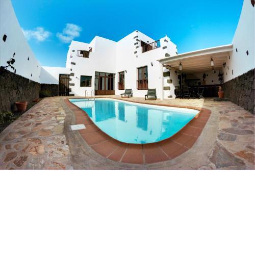 3 bedrooms house with private pool furnished terrace and wifi at Tinajo 8 km away from the beach
