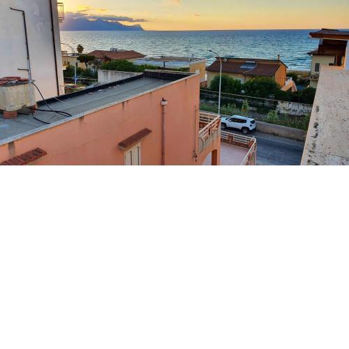 3 bedrooms house with sea view terrace and wifi at Alcamo