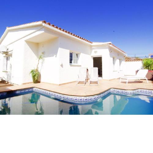 3 bedrooms villa with private pool and enclosed garden at Empuriabrava