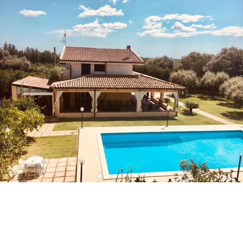 3 bedrooms villa with private pool enclosed garden and wifi at Floridia
