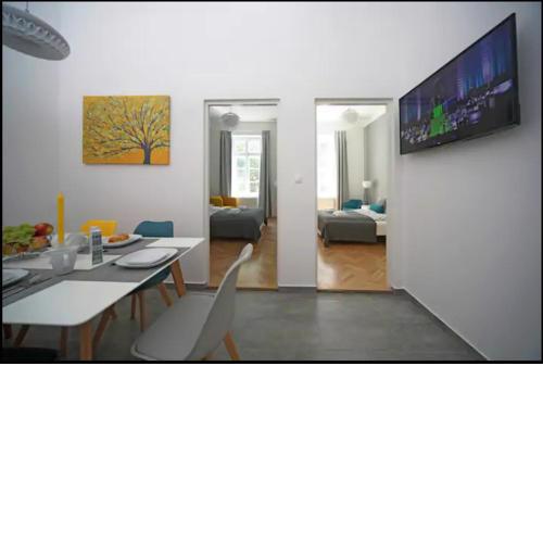 3bdr/2bath/3A/c design apt, central, free parking, quiet