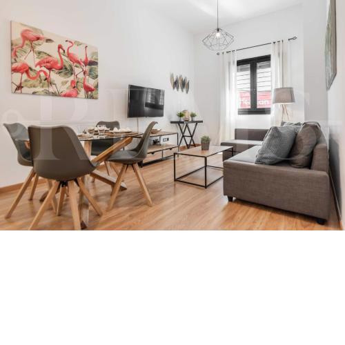 3BR apartment with community pool, parking and patio - Center