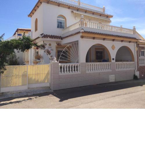 4 Bed 3 Bath Villa Sleeps 8, Pool Wifi Tv Close to Beach Restaurants and Shops