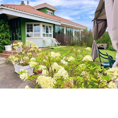 4 bedrooms house with enclosed garden and wifi at Bastian 3 km away from the beach