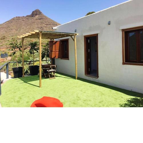4 bedrooms house with furnished garden and wifi at Arona