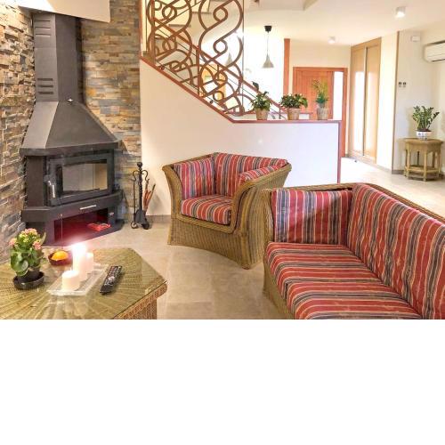 4 bedrooms house with terrace and wifi at Cretas