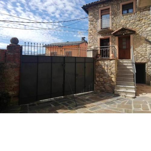 4 bedrooms house with terrace and wifi at Prullans