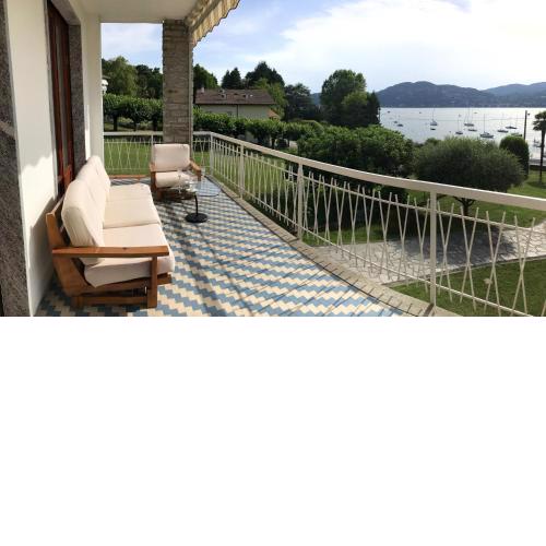 4 bedrooms villa at Ranco 100 m away from the beach with lake view private pool and enclosed garden