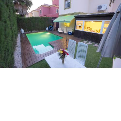 4 bedrooms villa with private pool enclosed garden and wifi at Tomares