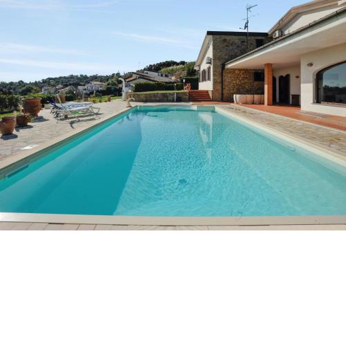 4 bedrooms villa with private pool jacuzzi and enclosed garden at Castellaccio