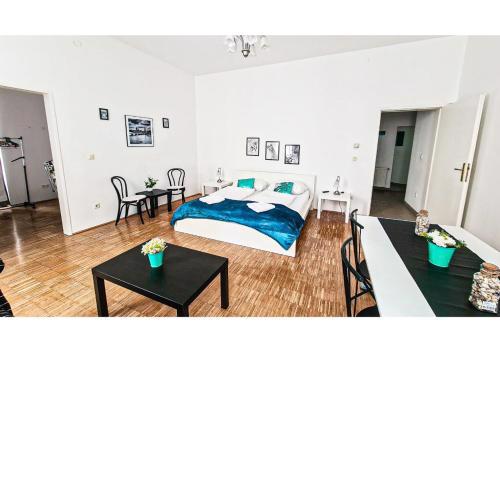 4 Charming Apts. Perfect for 19 persons (6BRs)