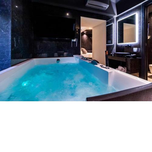 4 Suites " unconventional living rooms "