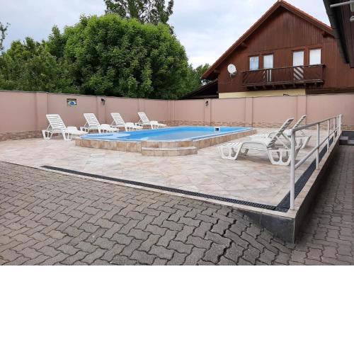 42 féröhelyes apartman