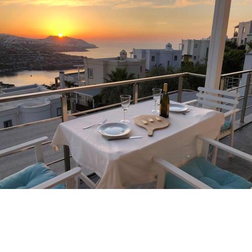 4+2 Luxury Huge Triplex Villa in Gundogan/Seaview