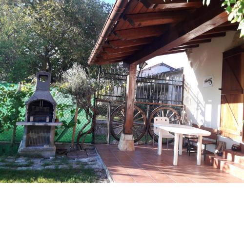 5 bedrooms house with enclosed garden at Munain