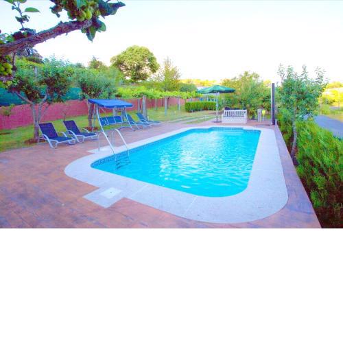 5 bedrooms house with lake view private pool and garden at Cuntis