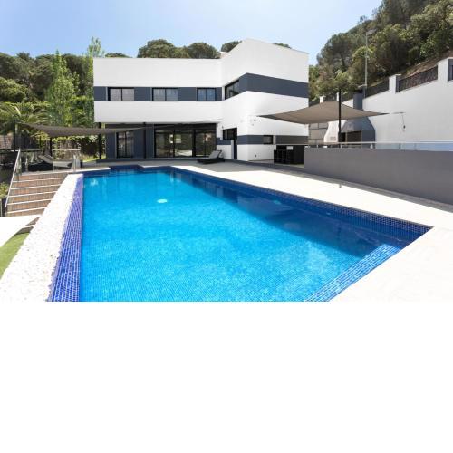 5 bedrooms villa with private pool enclosed garden and wifi at Lloret de Mar 1 km away from the beach
