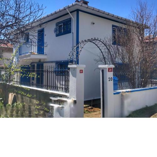 5 Star luxury Private Detached House & Private Garden & BBQ