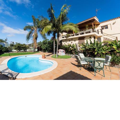 5BR Home - Pool Parking & Tennis Court