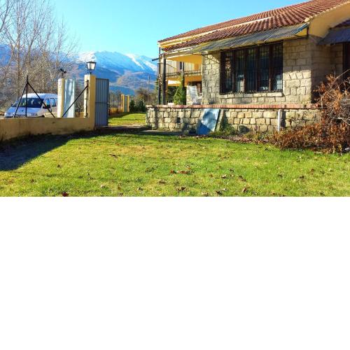 6 bedrooms house with lake view and enclosed garden at Navaluenga