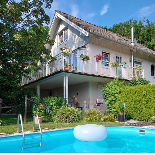 68m2 Ferienwohnung mit Pool und Garten