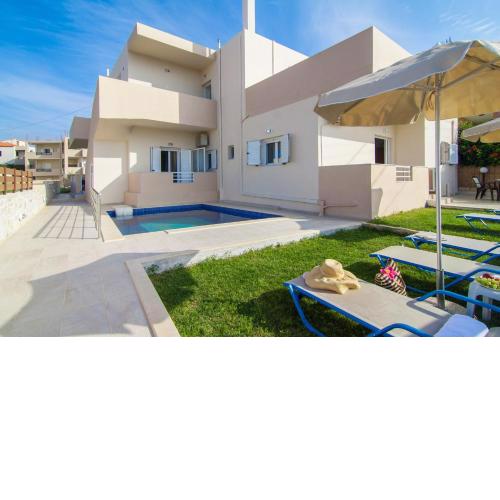 7 bedroom villa with pool, 700m from the beach!