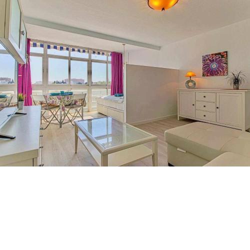 797 Holiday Rentals- Moderno, céntrico y espacioso estudio Benalmádena