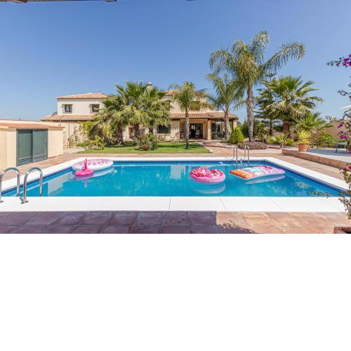 797 Holiday Rentals- VILLA KARMYR- Hermosa villa con piscina y jardin