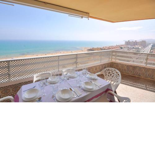 7th floor beachfront apartment with stunning views