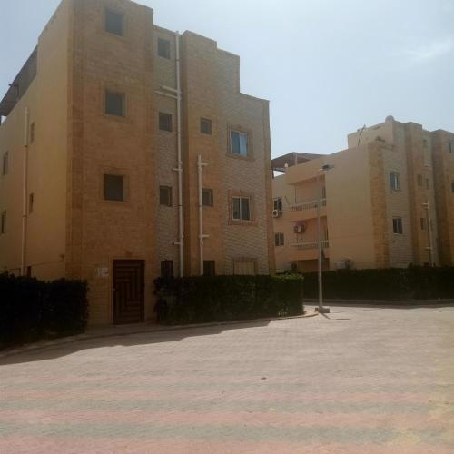 شاليه ارضي بحديقه خاصه داخل قريه بدر ك 82