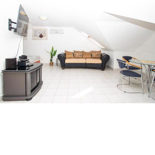 980 - Közvetlen vízparti panorámás egy légterű, tágas, tetőtéri apartman kiadó max 5+1 főnek