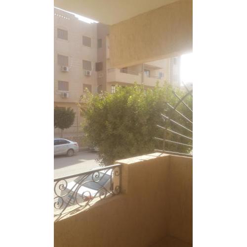 شقة بالتجمع قريبة من الجامعة الأمريكية