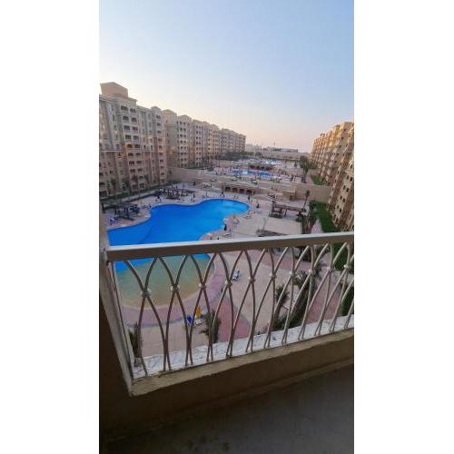 شاليه فندقي ٥٥ متر بحمام وتراس مكيف ومفروش فرش زيرو راقي جدا اول استخدام يطل علي البسينات وللعلم القريه قبلي الطريق
