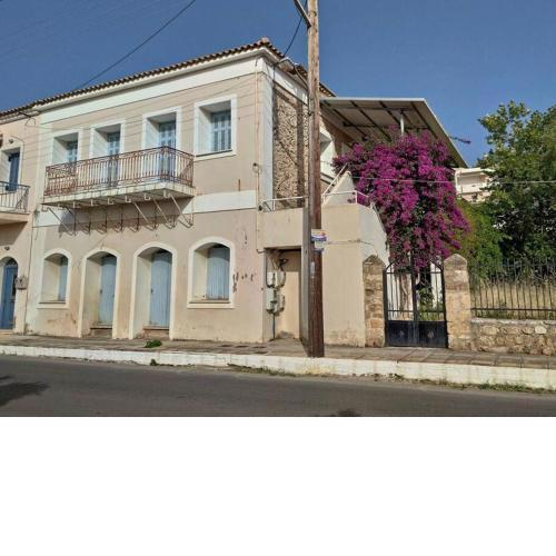 Πέτρινο ευρύχωρο σπίτι κοντά στη παραλία