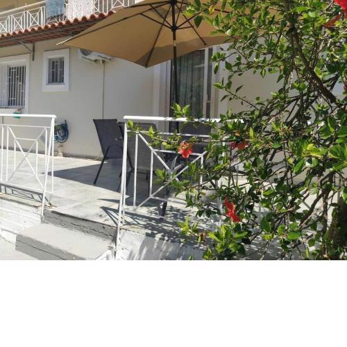 Παραλιακό διαμέρισμα με αυλή