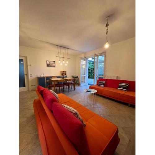 A 2 passi dal mare - seaside apt with backyard