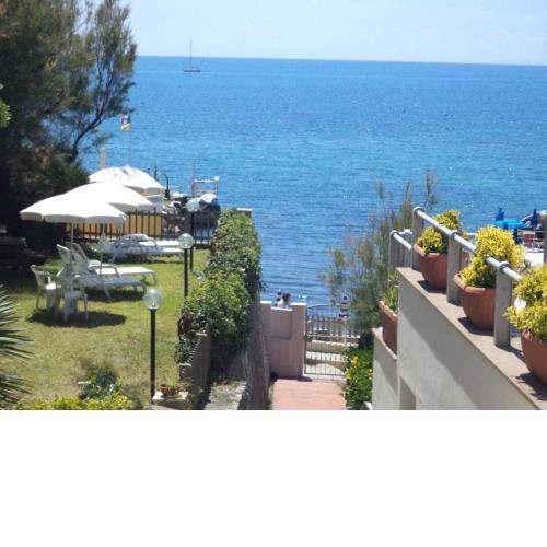 A 20 mt dal mare con ombrellone e sdraio in spiaggia
