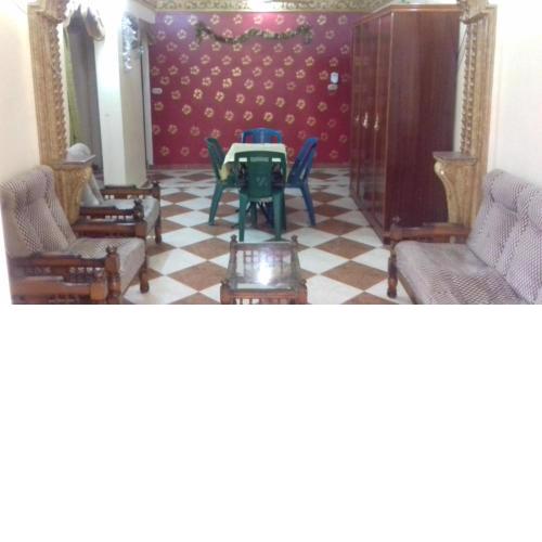 A 3-BR apt with FP in Alex - 20 mins from the sea