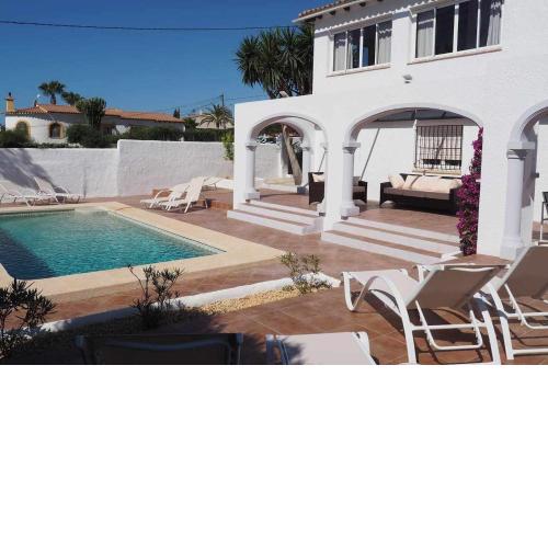 A 900m de la playa gran villa con piscina privada